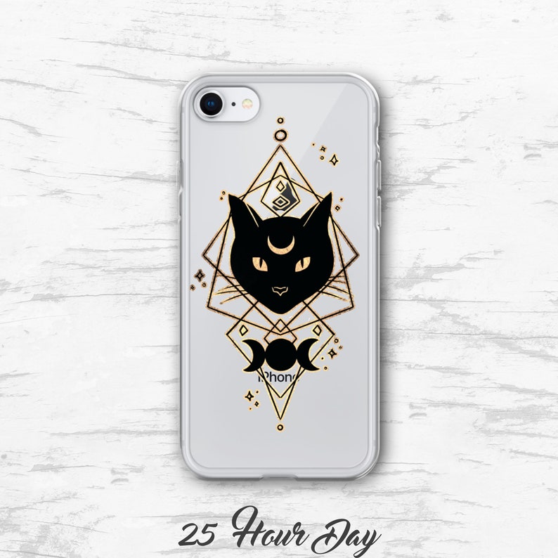 Peut inclure: Une coque de t&eacute;l&eacute;phone transparente avec un chat noir et un motif g&eacute;om&eacute;trique dor&eacute;. Le chat a un croissant de lune sur le front et le motif comprend un symbole de triple lune. Le texte "25 Hour Day" est imprim&eacute; sous la coque.