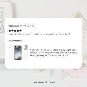 Peut inclure: Une coque de t&eacute;l&eacute;phone avec un motif de ciel &eacute;toil&eacute;. La coque pr&eacute;sente un fond bleu fonc&eacute; avec des nuages blancs et des paillettes dor&eacute;es. Le texte "Night Sky Phone Case, Stars, Starry Night Case, iPhone 7 Case, iPhone 8 Case, iPhone X, Pixel 2, Pixel 3, Galaxy S9 Case, iPhone XS, XR" est imprim&eacute; en bas de l'image.