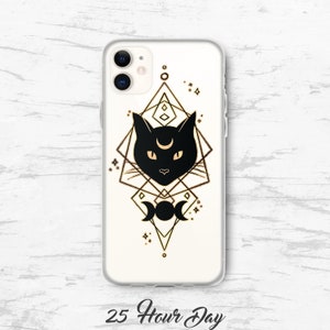 Peut inclure: Une coque de t&eacute;l&eacute;phone transparente avec un motif de chat noir. Le chat est entour&eacute; d'un motif g&eacute;om&eacute;trique dor&eacute; et d'un symbole de triple lune. Le texte "25 Hour Day" est imprim&eacute; sous l'image.