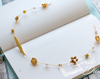 Eleganter Brautkranz in Gold mit Perlen, Blumen und Blättern