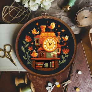 Può includere: Un ricamo a punto croce in un telaio di legno presenta un design a torre dell'orologio stravagante. La torre dell'orologio è arancione e marrone, con uccelli gialli appollaiati in cima. Fiori rossi e fogliame verde circondano la torre, su sfondo nero.