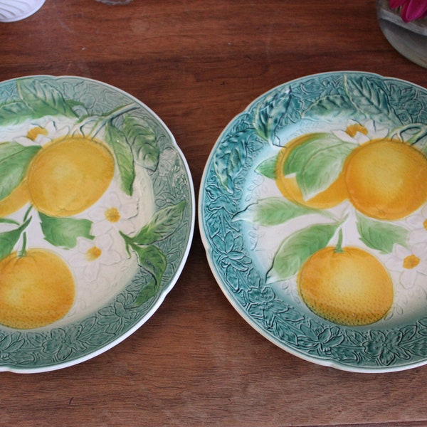 2 assiettes anciennes Lunéville en barbotine motif Orange et les fleurs