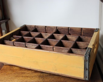 Caisse en bois vintage Il servait de porte verre objet ancien métier