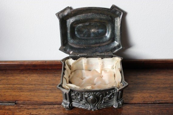 Ancienne Boîte à Bijoux En Métal – Vintage – Avec Couvercle – Dimensions 6,5x8x3,5 Cm