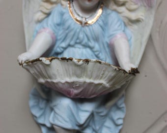 Ancien bénitier mural ange polychrome en biscuit