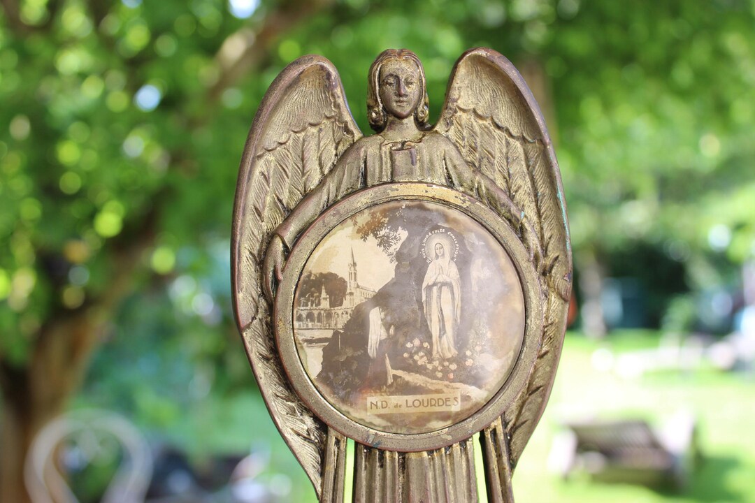 Bénitier Art Déco de la Vierge Marie en albâtre