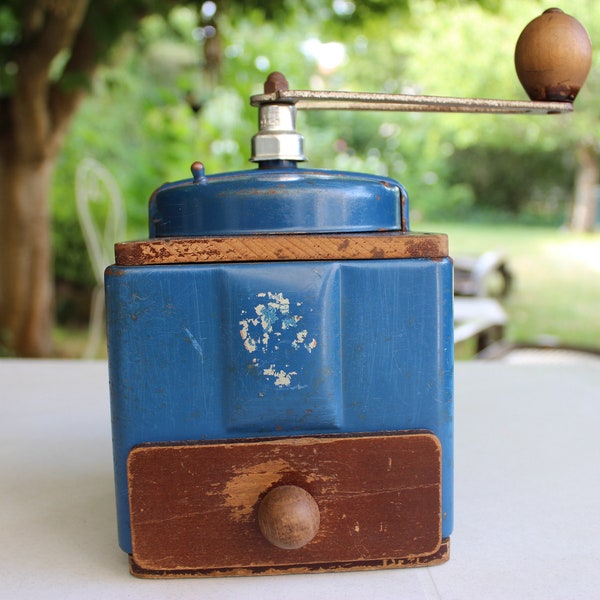 Ancien moulin à café en métal et en bois