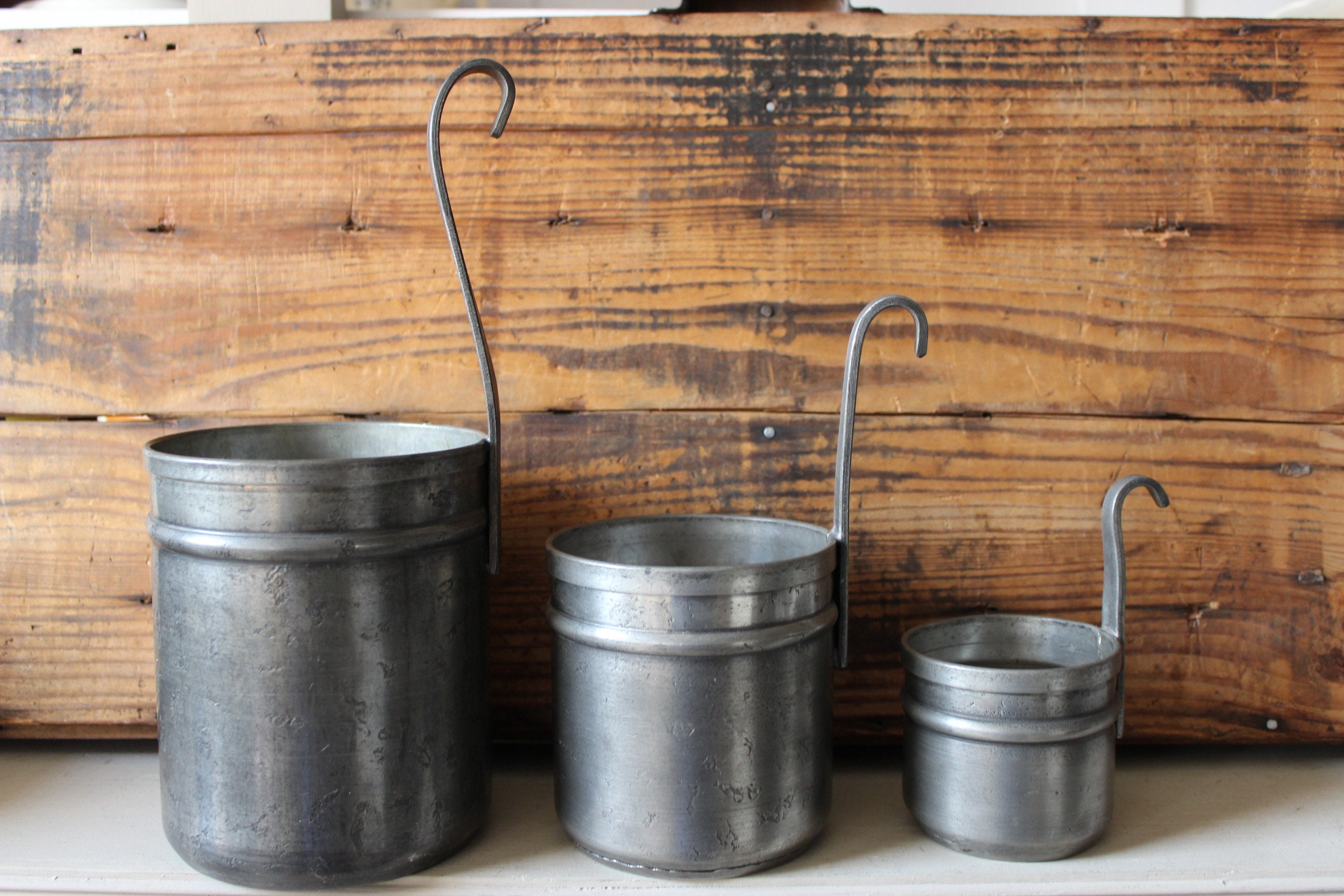 3 Anciennes Mesures à Lait en Étain de Marque J G