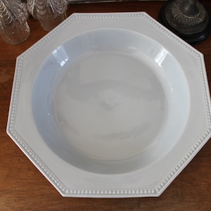 Un grand plat creux ancien Creil et Montereau bleu pale