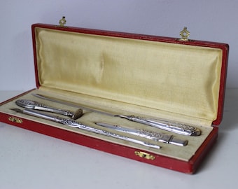 Ancien coffret nécessaire écriture XIXème Porte plume, Sceau, Crayon, Ouvre lettre métal argenté ou Argent Massif