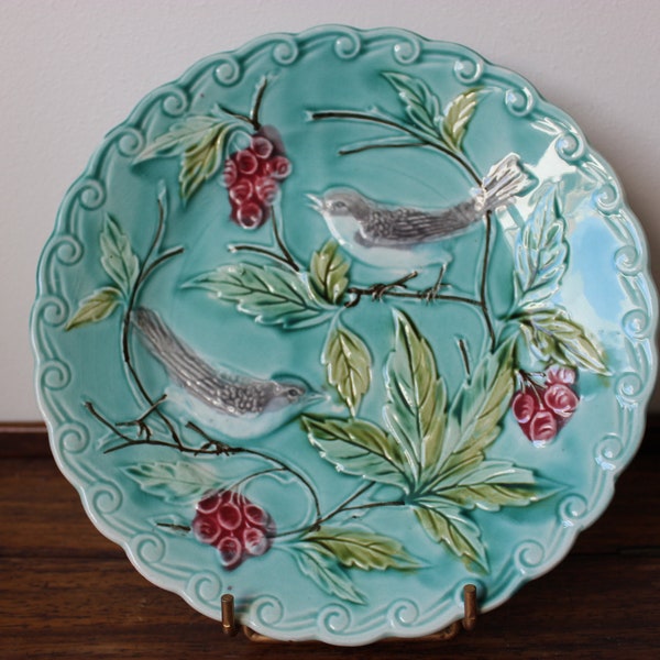 Ancienne assiette barbotine motif oiseaux ---A---