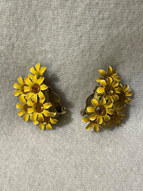 Adorable Vintage Clip-On Earrings (Sunflowers?)