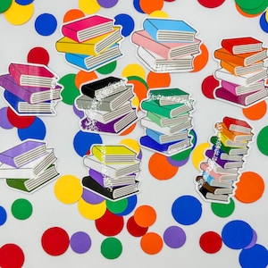 Pile de livres représentant le drapeau de la fierté gaie / imperméable / résistant aux intempéries / brillant / autocollants en vinyle découpés