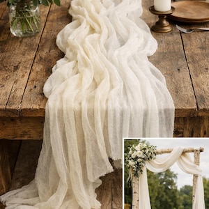 Peut inclure: Un chemin de table en tissu crème transparent drapé sur une table en bois rustique. Le chemin de table est associé à des fleurs blanches dans un vase en verre, des bougies et une assiette en bois. Une deuxième image montre une arche de mariage avec un tissu similaire.
