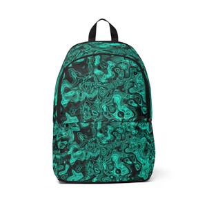Könnte beinhalten: Ein Rucksack mit einem wirbelnden Muster in Türkis und Schwarz. Der Rucksack hat einen schwarzen Griff und Reißverschluss. Das Design bedeckt die gesamte Oberfläche und erzeugt einen einzigartigen Look. Ideal für Bücher und andere Gegenstände.