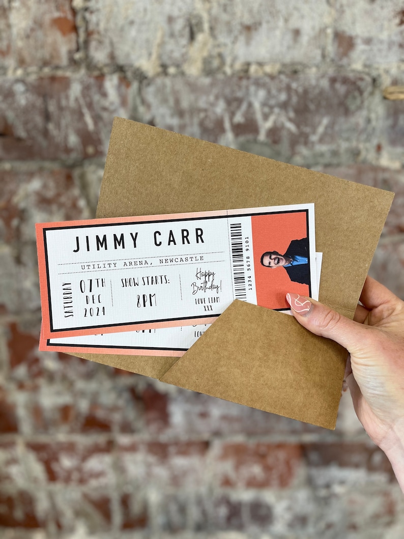 K&ouml;nnte beinhalten: Ein brauner Umschlag mit einem Ticket f&uuml;r "JIMMY CARR" in der "UTILITY ARENA, NEWCASTLE". Auf dem Ticket steht "07. DEZ. 2024" und "SHOW STARTS: 20 Uhr". Das Ticket hat einen pfirsichfarbenen Rand und ein Bild eines Mannes.