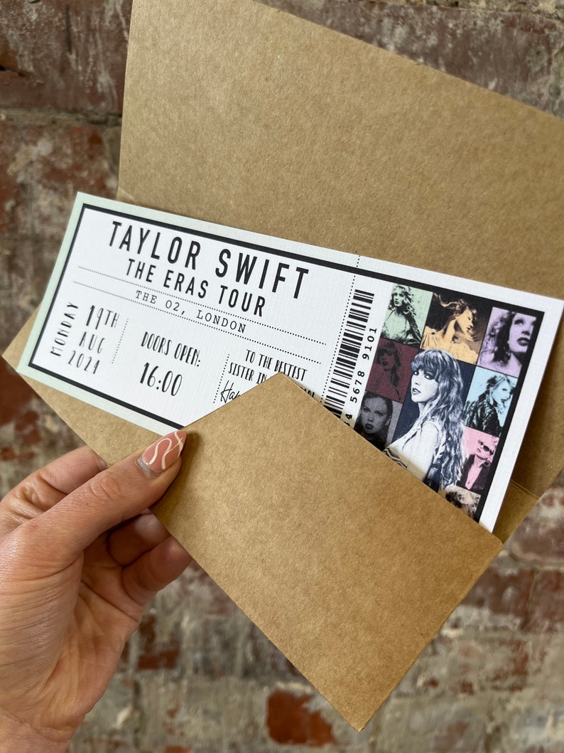K&ouml;nnte beinhalten: Ein Konzertticket f&uuml;r Taylor Swifts 'The Eras Tour' in The O2, London, vom 19. August 2024, ist teilweise in einem braunen Umschlag zu sehen. Das Ticket zeigt eine Collage von Bildern und den Text 'Doors Open: 16:00'.
