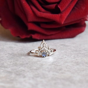Anello in argento pregiato e pietra di luna