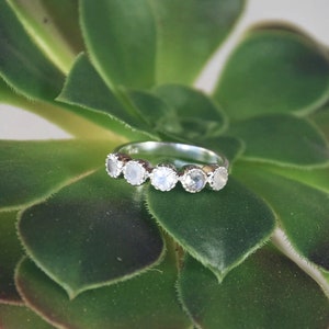 Anello in argento, pietra di luna