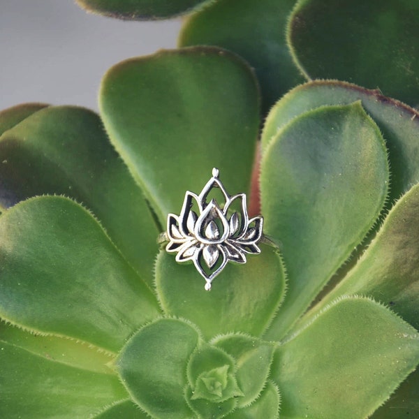 Bague en argent, fleur de lotus