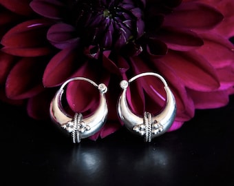 Anillos de plata, pendientes de aro pequeños.