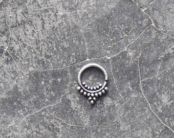 Septum de plata, anillo, piercing.