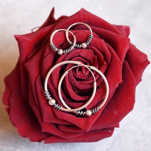 Anneaux fins, boucles d’oreilles en argent, légères