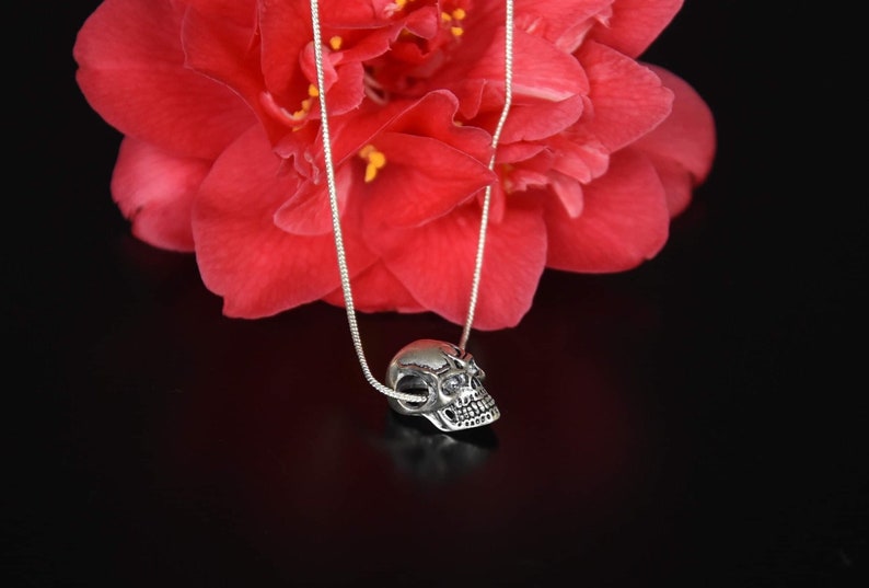 Skull pendant silver necklace