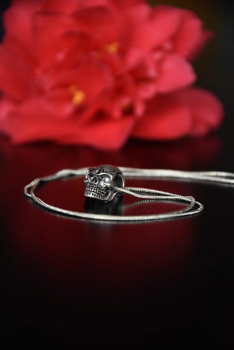 Skull pendant silver necklace