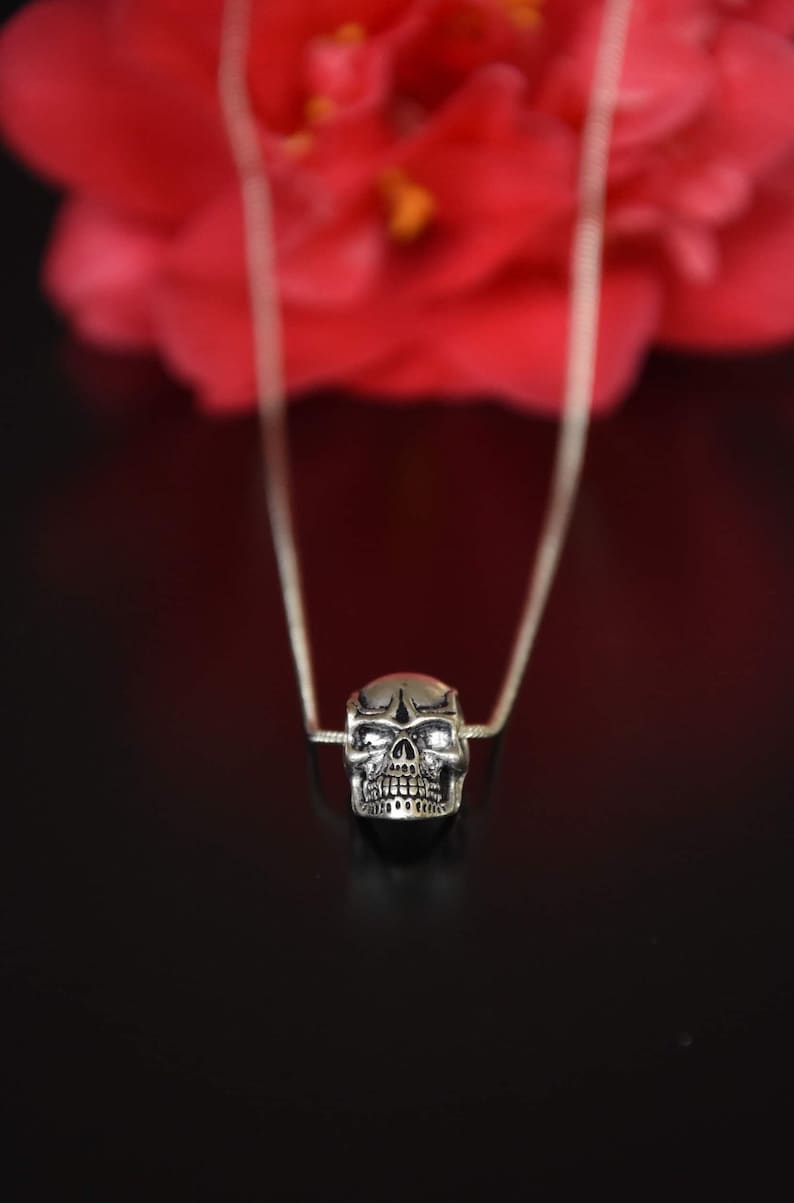 Skull pendant silver necklace