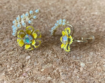 Vintage mid-century screwback earrings. Yellow metal, rhinestone & faux pearls