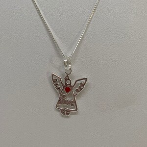 Pingente de anjo com amor em prata esterlina e esmalte vermelho em colar de prata esterlina de 18&quot; - Colar de Natal