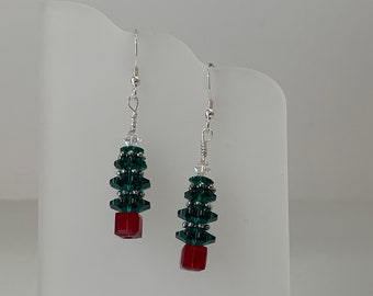 Orecchini in argento sterling con albero di Natale in cristallo Swarovski color smeraldo con rondelle "peltro" placcate in argento antico e cristallo cubo rosso