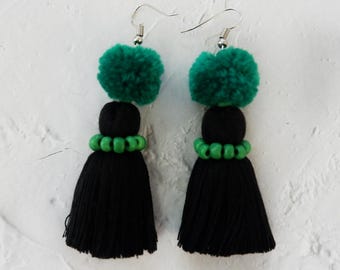 Brincos de tassel com miçangas e pequenos pompons