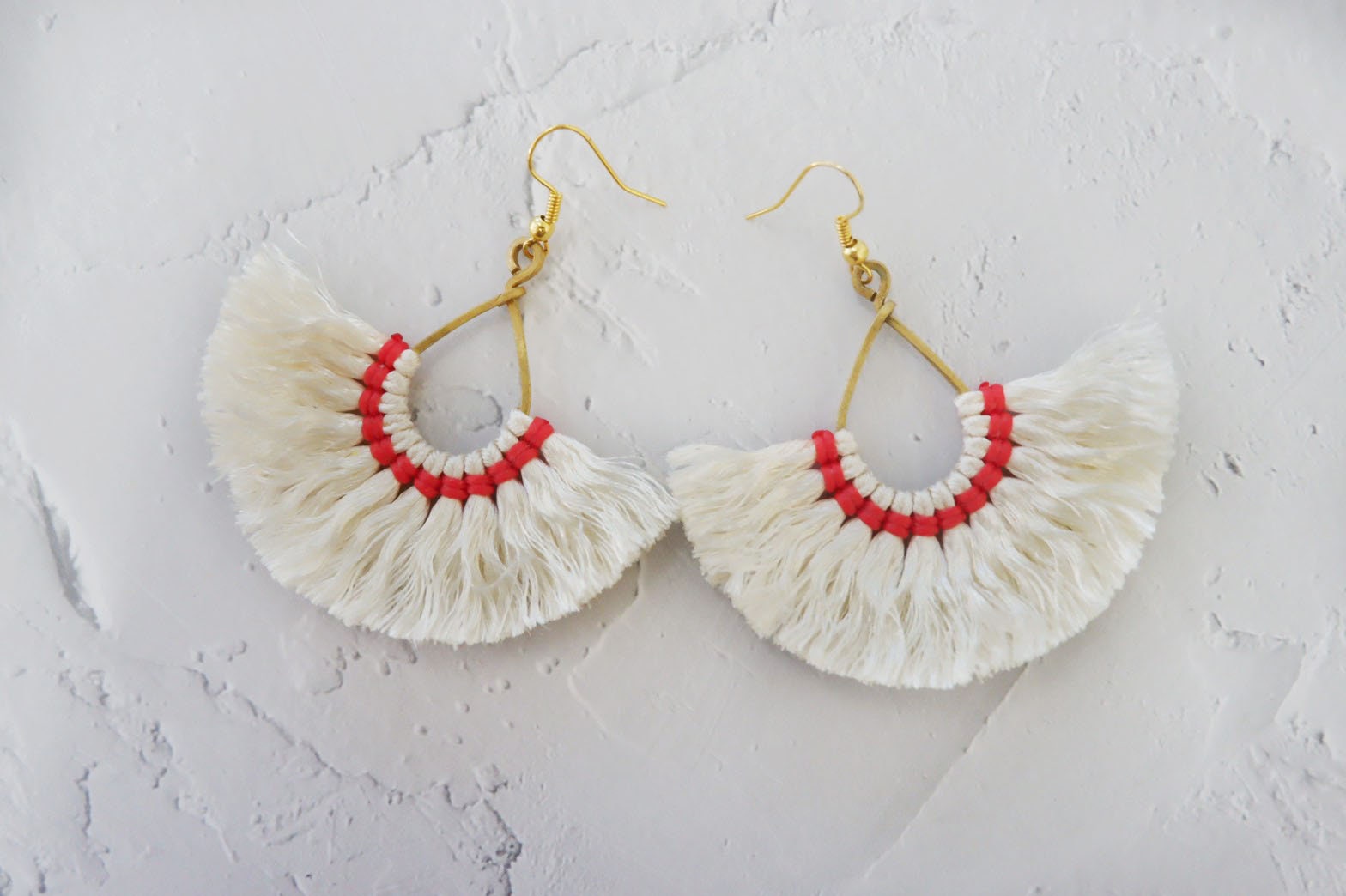 Boucles D'oreilles Percées à Pompons En Perles De Verre Noir Irisé - Modèle J316 - Occasion, Bon état