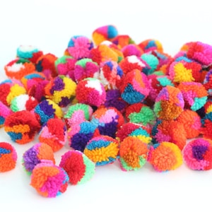 Fabrication de bijoux artisanale de 100 morceaux de pompons de fil coloré/partie de décoration