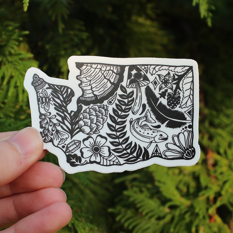 Puede incluir: Pegatina en blanco y negro del estado de Washington llena de ilustraciones de plantas, animales y otros elementos naturales.