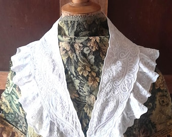 Antique French Cornelli Lace Collar: Romantic Dress Embellishment