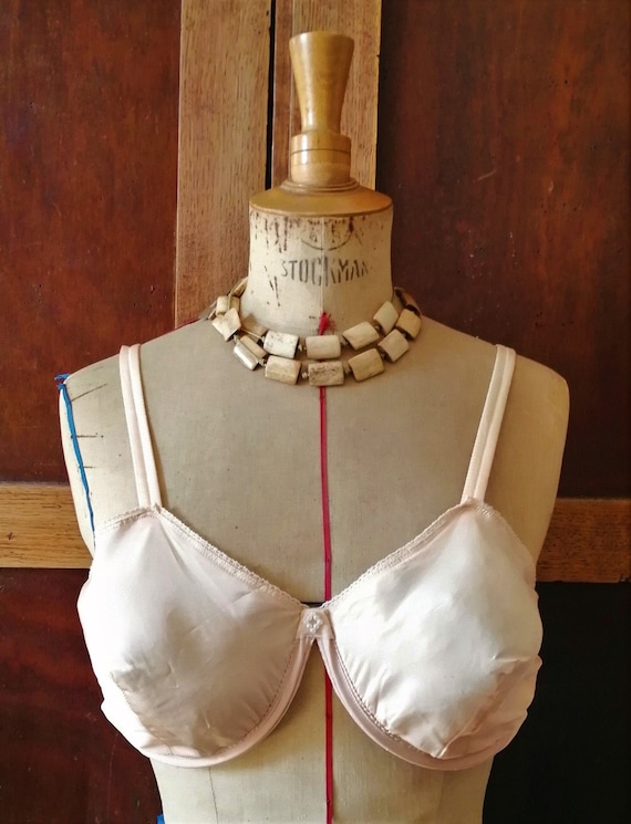 Vintage French Bra 1940s Soft Beige Satin and Lace Bra Underwire Full Cup  Brand J PERLE Rockabilly Pinup 