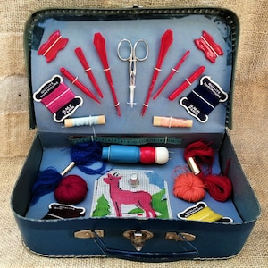 Estuche o caja de costura francesa antigua, totalmente equipada con artículos de costura antiguos, tamaño mini o para niños, década de 1960: ¡un gran regalo o curiosidad!