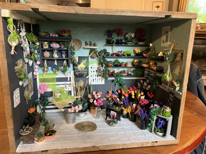 Miniature showcase: florist image 1