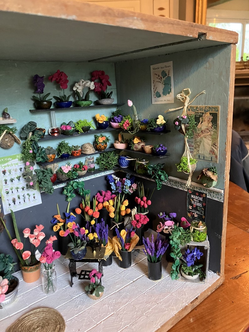 Miniature showcase: florist image 3
