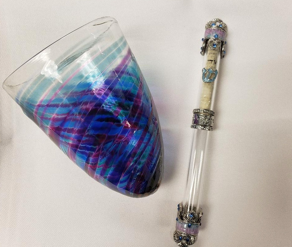 Jüdische Hochzeit brechen das Glasherz Mesusa im blauen und lila Kit