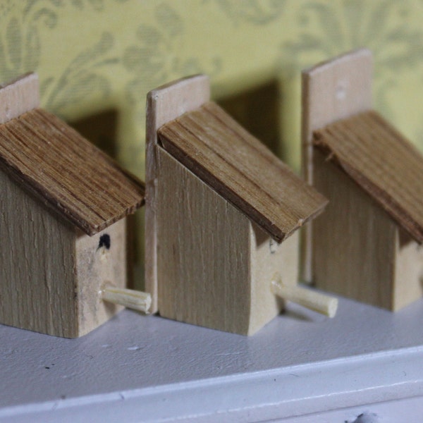 Wooden bird house/miniature nesting box