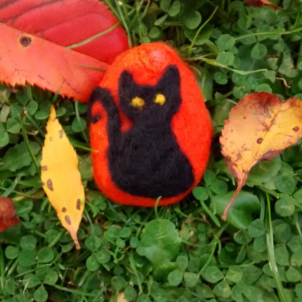 Felt cat pebble