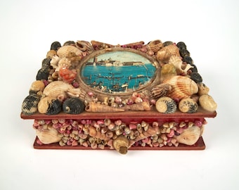 Caja de arte antigua de la década de 1920 con diseño de conchas marinas y motivos de Venecia.