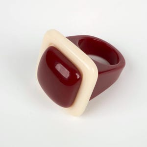 Vintage 1960 &#39;Pop Art Chunky dunkelrot und creme Lucite Ring.