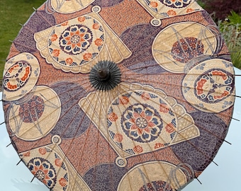Sombrilla vintage de tela con diseño de bambú y abanicos, de la década de 1930.