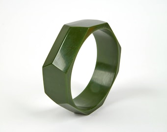 Brazalete vintage de plástico facetado color verde jade de los años 60.