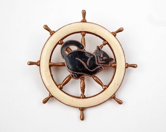 Broche antiguo de esmalte de la década de 1930 con un gato negro de la suerte.